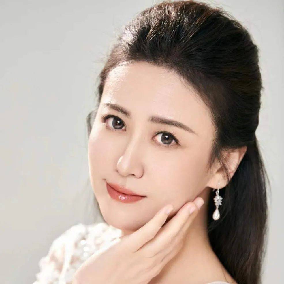 黑木琴音最新作品，小巷音乐与美食的奇妙邂逅
