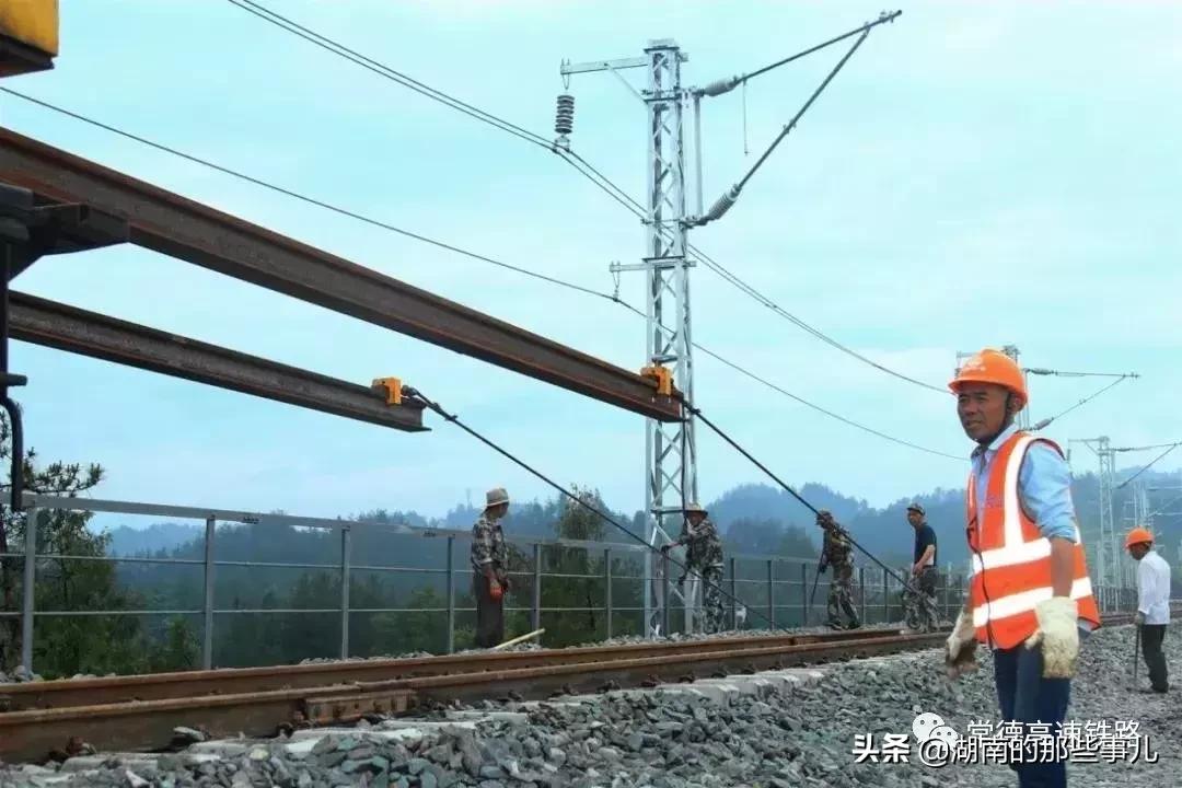 黔江铁路最新消息,黔江铁路最新消息及其影响，一种观点的分析