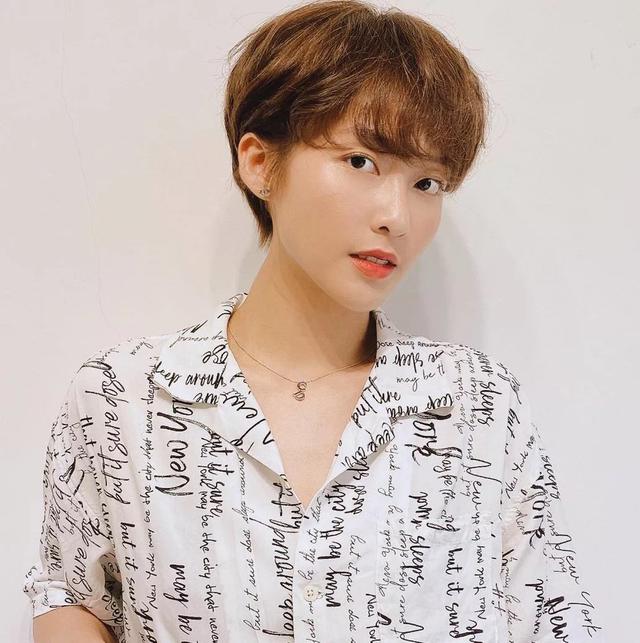 最新潮流短发女，小巷中的秘密时尚沙龙引领潮流新风尚